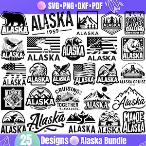 Puede incluir: Una colección de 25 diseños en blanco y negro con la palabra "Alaska" en varios estilos. Los diseños incluyen montañas, osos, águilas, cruceros y la bandera estadounidense. El texto "25 Designs Alaska Bundle" está en la parte inferior de la imagen.