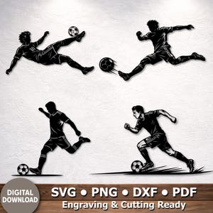 Op de afbeelding: Vier zwarte metalen silhouetten van voetballers in actie, die met voetballen trappen en rennen. De afbeelding bevat de tekst "DIGITALE DOWNLOAD" en "SVG • PNG • DXF • PDF Graveren & Snijden Klaar".