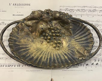 1900年頃のアールヌーボー様式のブドウ装飾が施された陶器のトレー