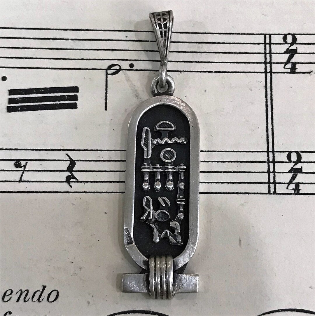 Discoveries Egyptian Imports 'La Paz' En Jeroglíficos – Sólido Estilo Cartouche – Colgante Hecho En Egipto