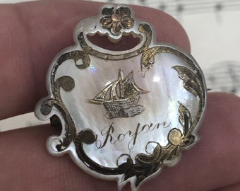 Broche antiguo francés de nácar con forma de barco, recuerdo de Royan, c. 1900