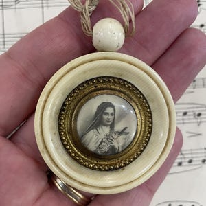 Antieke Franse wiegbeschermer St. Theresia Lisieux celluloid doopsel c1920