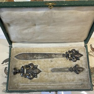 Conjunto de mesa banhado a prata francês antigo abridor de cartas marcador selo de cera flor de lis caixa original c1900
