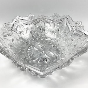 Antieke EAPG 11&quot; Bowl - Bryce, Higbee & Company &#39;Fleur-de-Lis&#39; - ca. 1898 tot 1907