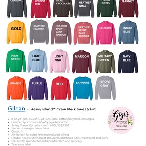 K&ouml;nnte beinhalten: Eine Tabelle mit Gildan Heavy Blend Crew Neck Sweatshirts in verschiedenen Farben. Die Tabelle zeigt die Farbnamen und die Ma&szlig;e f&uuml;r jede Gr&ouml;&szlig;e, einschlie&szlig;lich K&ouml;rperl&auml;nge, Brustweite, &Auml;rmell&auml;nge und Toleranz. Die Tabelle enth&auml;lt auch Informationen &uuml;ber die Stoffzusammensetzung und die Pflegehinweise.