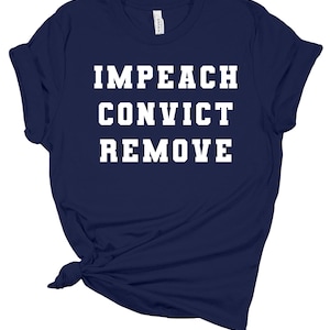 以下が含まれることがあります： 白で「Impeach Convict Remove」とプリントされたネイビーブルーのTシャツです。