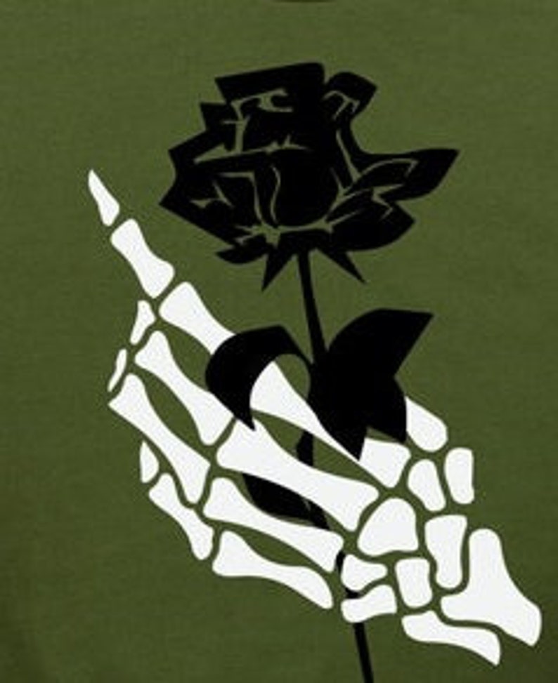 Peut inclure: Une main squelettique blanche tenant une rose noire avec une tige verte.