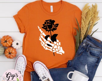 Esqueleto mano rosa camisa-camiseta gráfica gótica-calavera y camiseta rosa declaración de amor regalo-romance oscuro camisa de Halloween-regalo de camiseta de esqueleto floral