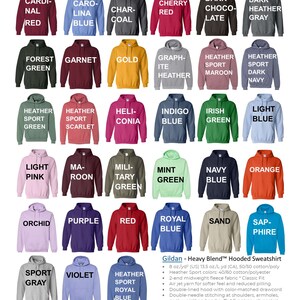 K&ouml;nnte beinhalten: Eine Tabelle mit verschiedenen Farben von Gildan Heavy Blend Kapuzen-Sweatshirts. Die Tabelle zeigt 24 verschiedene Farben, darunter Schwarz, Wei&szlig;, Rot, Blau, Gr&uuml;n und Grau. Die Tabelle enth&auml;lt auch die Ma&szlig;e f&uuml;r jede Gr&ouml;&szlig;e, von S bis 5XL. Gildan - Heavy Blend&trade; Hooded Sweatshirt 8 oz/yd&sup2; (US) 13.5 oz/L yd (CA), 50/50 cotton/poly Heather Sport colors: 40/60 cotton/polyester 2-end midweight fleece fabric Classic Fit Air jet yarn for softer feel and reduced pilling Double-lined hood with color-matched drawcord Double-needle stitching at shoulders, armholes, neck, waistband and cuffs Front pouch pocket 1 x 1 rib with spandex for enhanced stretch and recovery Tear away label Ma&szlig;e S M L XL 2XL 3XL 4XL 5XL K&Ouml;RPERL&Auml;NGE 27 28 29 30 31 32 33 34 BRUSTBREITE 20 22 24 26 28 30 32 34 FLACH GELEGT &Auml;RMELL&Auml;NGE 33,5 34,5 35,5 36,5 37,5 38,5 39,5 40,5 VOM MITTLENPUNKT DES R&Uuml;CKENS