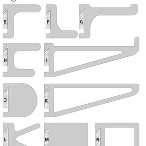 Puede incluir: Diagrama de varios soportes de pared grises para un sistema de listones de pared de 7,6 cm de altura. La imagen incluye los diseños etiquetados de la A a la O, con dimensiones en pulgadas. El texto en la parte superior dice "Soportes para listón de pared de 3" - French Cleat."