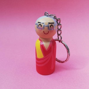 Dalai Lama handgemalter Schlüsselanhänger, achtsames Geschenk, Kokeshi Puppe