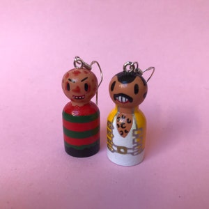 Freddy aime les boucles d&#39;oreilles peintes à la main de Freddie sur des crochets en argent sterling
