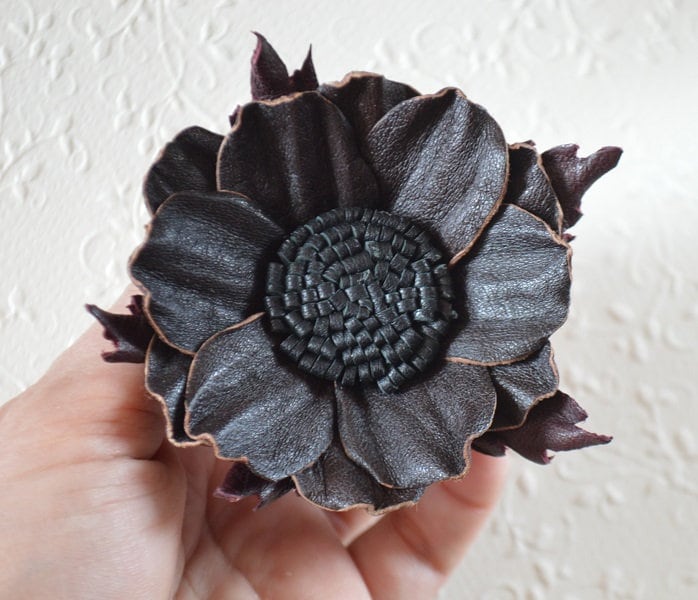 Broche Fleur En Cuir Fait Main - Marron, Marque EKcrea, Neuf Sans Emballage