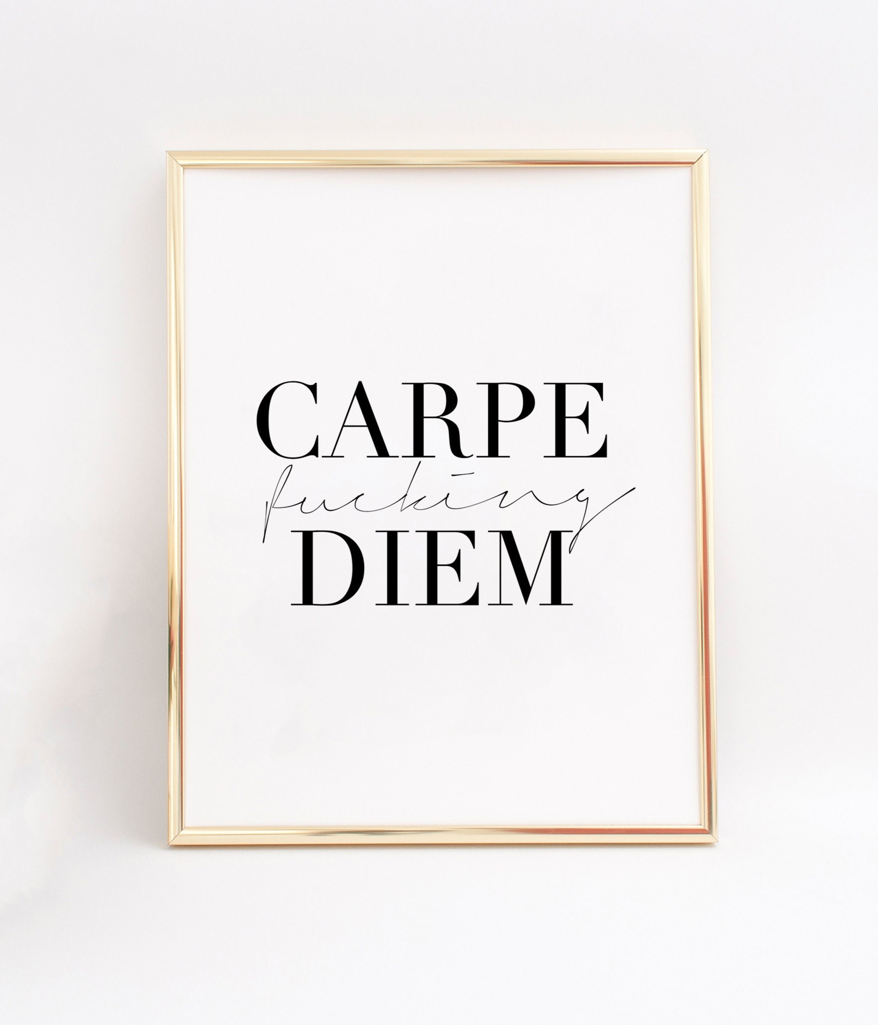 Карпе дием перевод на русский. Carpe Diem плакат. Saxon Carpe Diem обложка. Варианты надписи Carpe Diem. Carpe Diem открытка.