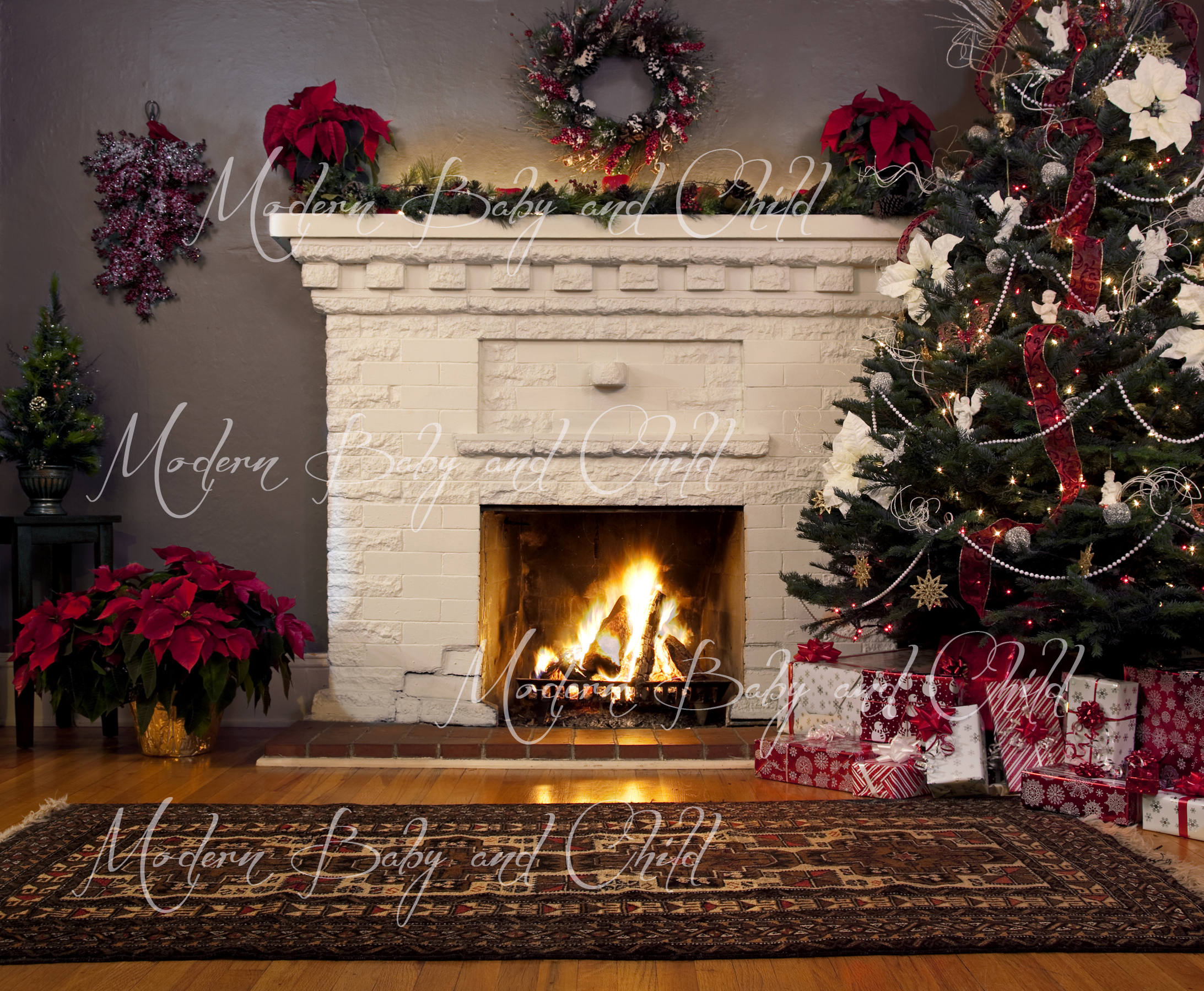 Noch Leben noch Weihnachtsgeschenke Leckereien Tasche Weihnachtsbaum  Weihnachtsbaum Schornstein Kamin Kaminfeuer ca Stockfotografie - Alamy