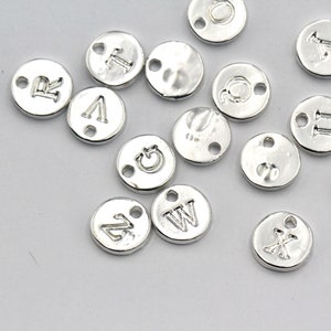 1個、10 mm アルファベット/大文字ペンダント/チャーム シルバー
