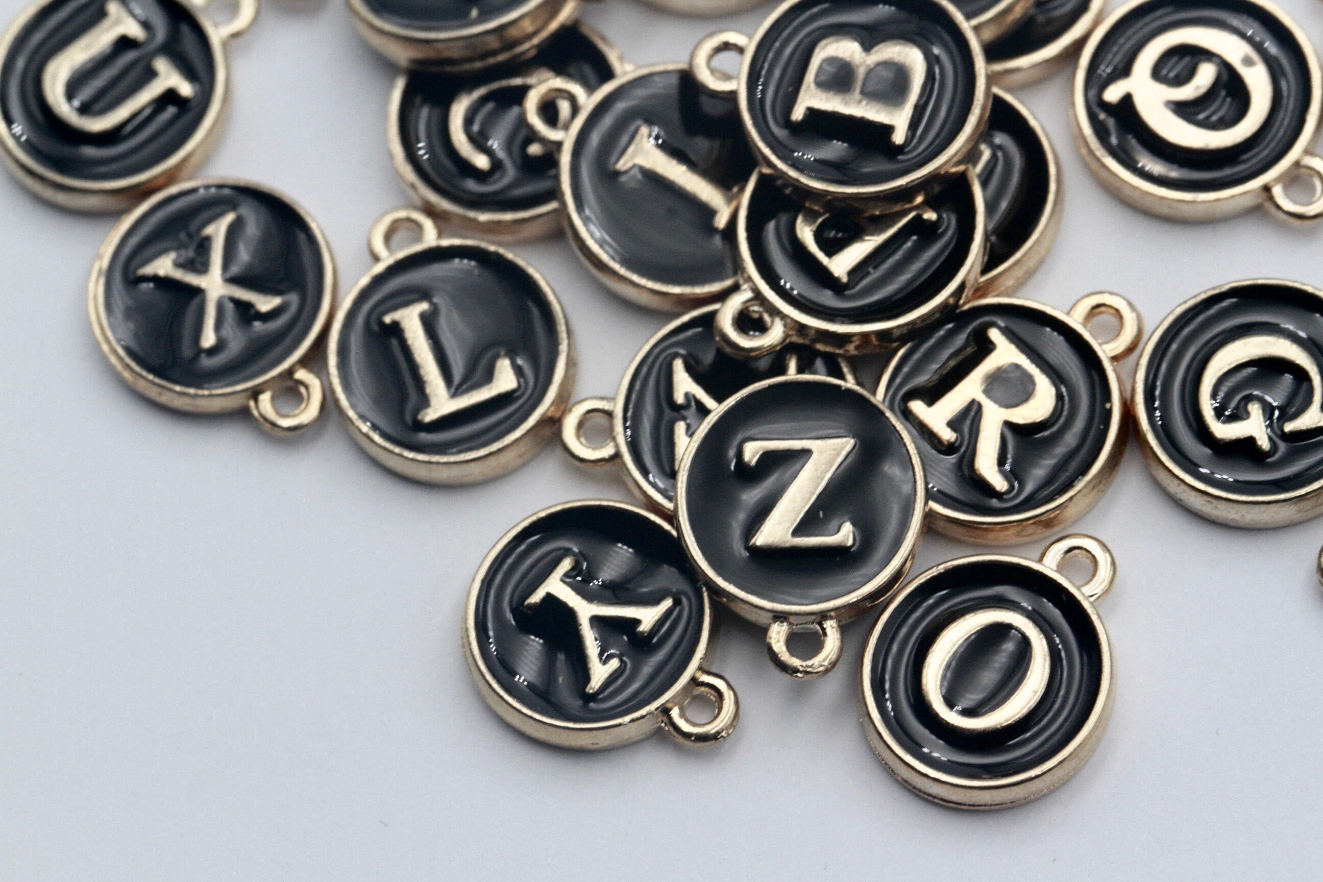 1個、12 x 15 mm、ラウンドエナメルアルファベット/レターペンダント