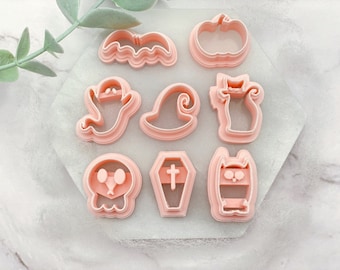 Puede incluir: Nueve cortadores de galletas de Halloween de plástico rosa, que incluyen un fantasma, un murciélago, una calabaza, un sombrero de bruja, un gato, un búho, una calavera, un ataúd y una cruz.