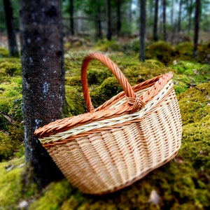 Handwoven Willow Basket Purse: Small Wicker Bag (17.7&quot; x 11&quot;)