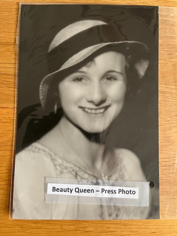 Vintage Beauty Queen Press Photograph Les Reines De Beaute 1933 Miss Angleterre, 18 x 12cm.
