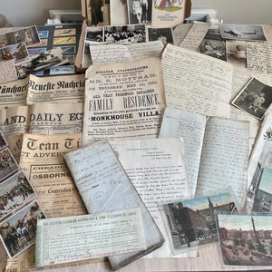 Scatola piena di oggetti effimeri d'epoca, libro mastro scozzese a più pagine, giornali d'epoca, rare cartoline commerciali, foto, lettere ecc., fantastico lotto originale.