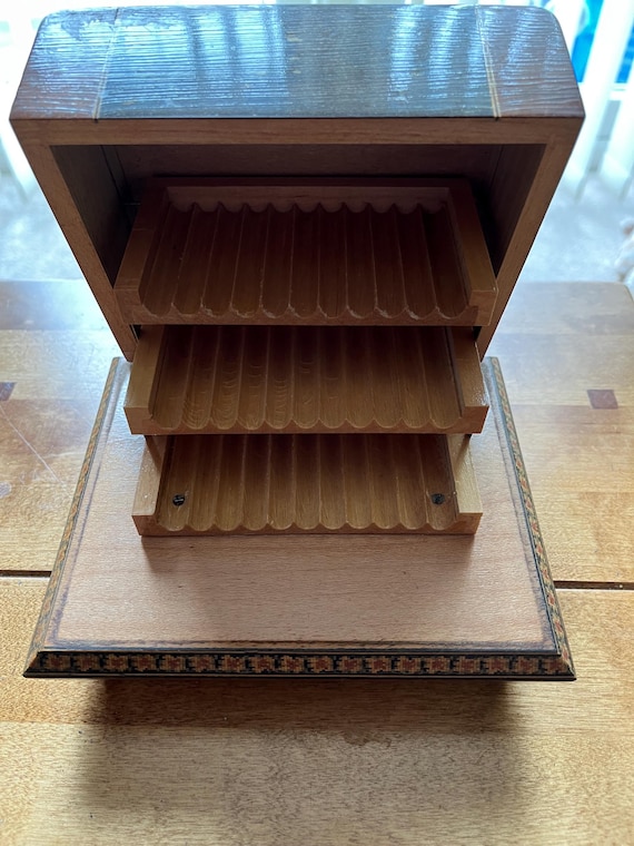 Vintage Isola Di Capri Mysical Cigarette Box Plays O Sola Mio.