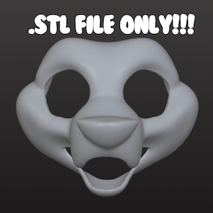 Puede incluir: Una máscara gris claro impresa en 3D con la forma de una cara felina, con grandes aberturas para los ojos, una nariz prominente y una boca abierta. El texto ".STL FILE ONLY!!!" está impreso encima de la máscara. La máscara está diseñada para cosplay o disfraces.