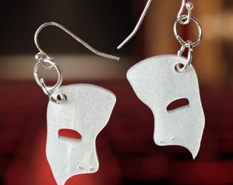 Brincos de acrílico: inspirados no Fantasma da Ópera, com máscara e rosa.