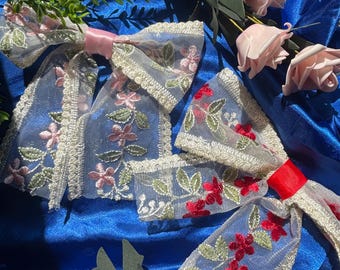 Laço de renda feito à mão: acessório de cabelo bordado rosa ou vermelho.