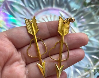 Brincos de coração com flecha banhados a ouro: Joias em prata de lei