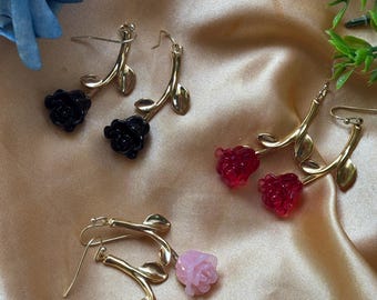 Brincos de Rosa Banhados a Ouro: Flor de Resina, Gancho Hipoalergênico