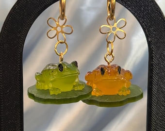 Brincos de resina: Brincos de sapo com ganchos banhados a ouro