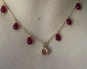 Colar com pingente: Colar folheado a ouro inspirado na romã e na Perséfone