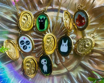 Médaillon : collier de bijoux en plaqué or et acrylique