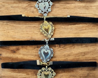 Colar gargantilha: Gargantilha de coração com tira de veludo, corações prateados e dourados