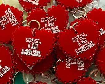 Mamma, sono un uomo ricco, Cher cita orecchini, Orecchini a cuore rosso
