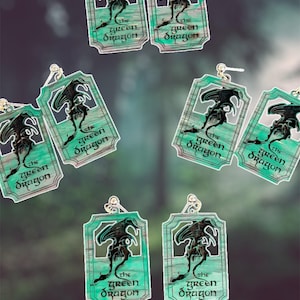 Houten oorbellen: groene draak-oorbellen