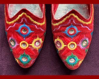 VINTAGE Impo Rare ETHNIC-Inspired Red Suede Slip-On FLATS 7B