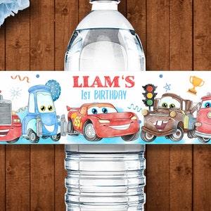 Puede incluir: Etiqueta de botella de agua con un diseño azul, rojo y blanco con coches de dibujos animados de la película Cars. La etiqueta dice "Liam's 1st Birthday".
