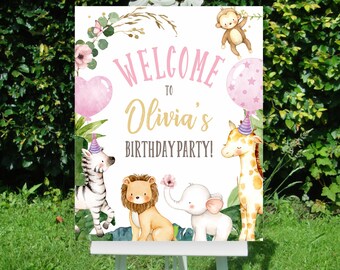 Op de afbeelding: Welkom op Olivia's verjaardagsfeest! Een wit bord met een jungle thema met een zebra, leeuw, olifant, giraffe en aap. Het bord heeft roze en gouden letters.