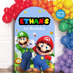 Könnte beinhalten: Eine Geburtstags-Kulisse mit Mario- und Luigi-Charakteren. Die Kulisse trägt den Namen "ETHAN'S" und "1st Birthday" in farbenfrohem Text. Ein Regenbogen-Ballonbogen und zusätzliche Ballons in Rot, Orange, Gelb, Grün, Blau und Lila umgeben die Kulisse.