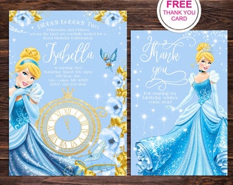 Puede incluir: Una invitación de cumpleaños de color azul y dorado con temática de Cenicienta con un reloj, un zapato de cristal y un pájaro azul. La invitación dice "Bibbidi Bobbidi Two" e "Isabella cumple dos años".