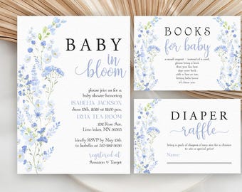 Op de afbeelding: Een set babyborrel uitnodigingen en inlegvellen. De hoofduitnodiging luidt "Baby in Bloom" met evenementdetails. Extra kaarten zijn "Books for Baby" en "Diaper Raffle", allemaal met bloemaccenten in blauw en groen.