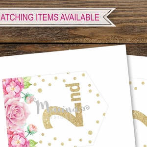 Puede incluir: Bandera de cumplea&ntilde;os de 2 a&ntilde;os con purpurina dorada, dise&ntilde;o floral rosa y lunares blancos. La bandera est&aacute; impresa en cartulina blanca.