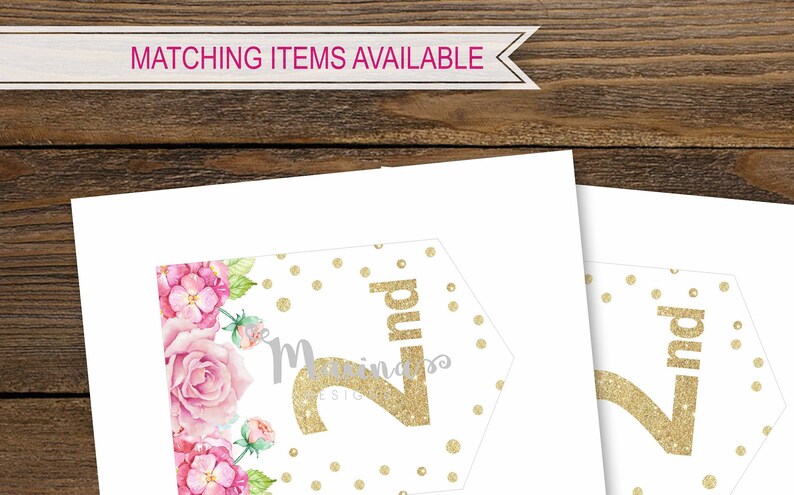 Puede incluir: Bandera de cumplea&ntilde;os de 2 a&ntilde;os con purpurina dorada, dise&ntilde;o floral rosa y lunares blancos. La bandera est&aacute; impresa en cartulina blanca.