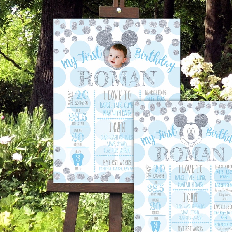 K&ouml;nnte beinhalten: Ein blaues und silbernes Poster zum ersten Geburtstag mit einem Foto eines kleinen Jungen. Das Poster zeigt eine Mickey Mouse-Figur und enth&auml;lt Details zum Alter, zur Gr&ouml;&szlig;e, zum Gewicht und zu den Lieblingsaktivit&auml;ten des Babys. Der Text auf dem Poster lautet "Mein erster Geburtstag Roman".