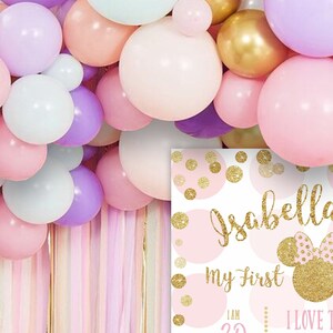 Puede incluir: Un cartel de primer cumplea&ntilde;os rosa y dorado con lunares dorados de purpurina y el texto "Isabella my first I am 30 I love to dance, sing, la"