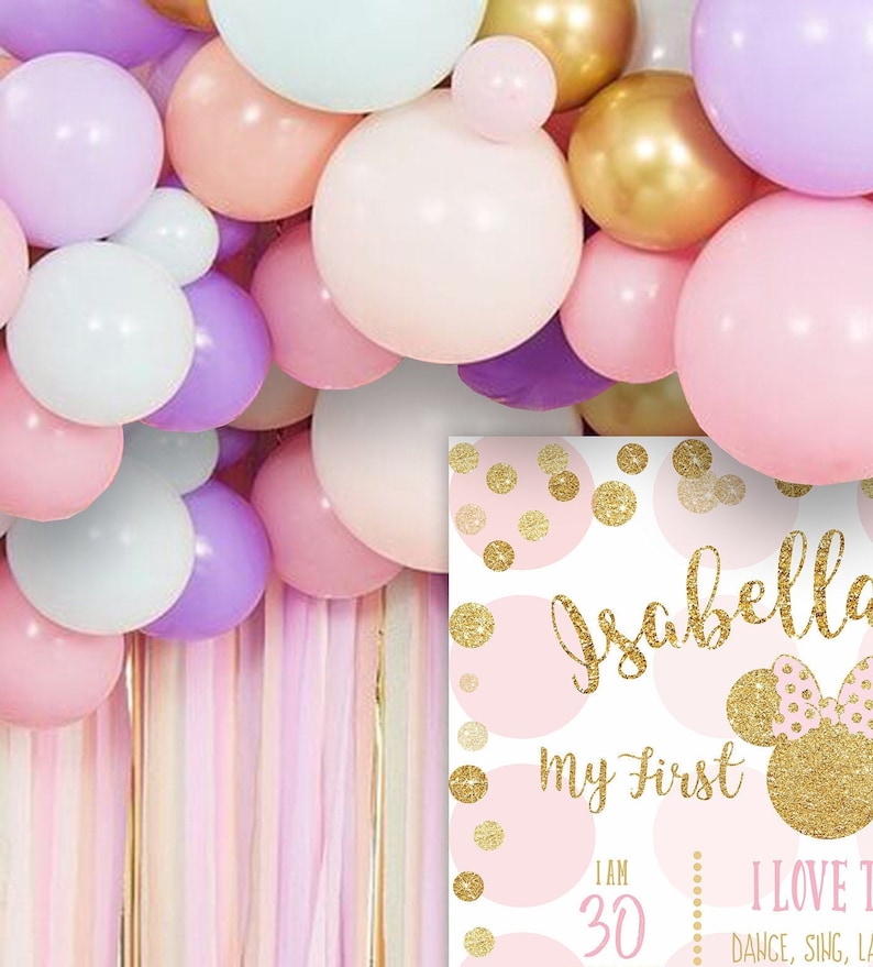Puede incluir: Un cartel de primer cumplea&ntilde;os rosa y dorado con lunares dorados de purpurina y el texto "Isabella my first I am 30 I love to dance, sing, la"