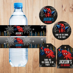 以下が含まれることがあります： スパイダーマンのキャラクターをフィーチャーした、印刷可能なパーティーのお礼タグとラベルのセット。タグとラベルは黒地に白い蜘蛛の巣のデザインで、「ジャクソンの5歳の誕生日」と「パーティーに来てくれてありがとう！」の文字が書かれています。