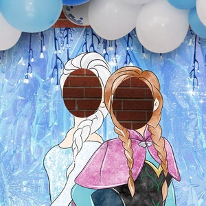 Puede incluir: Un tel&oacute;n de fondo azul y blanco con un recorte de Elsa y Anna de Frozen. El tel&oacute;n de fondo es perfecto para una fiesta con tem&aacute;tica de Frozen.